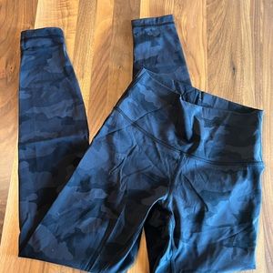 EUC Lululemon training leggings 28” in Black Camo